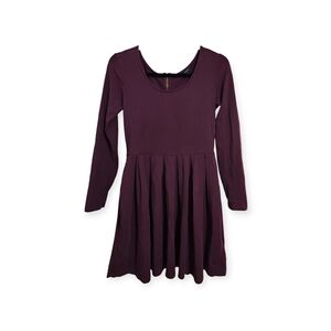 Aritzia Talula Fall Winter Minimalist Business Casual Long Sleeve Pleated Dress